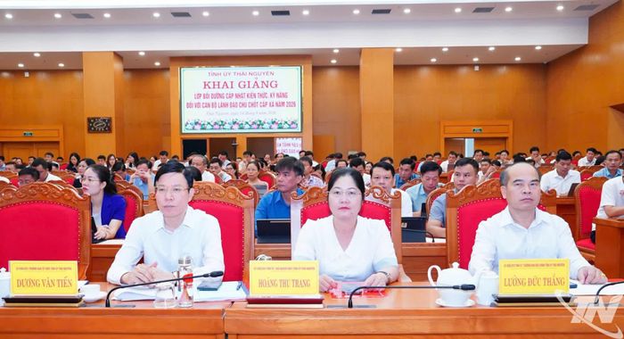 Các đồng chí lãnh đạo tỉnh và đại biểu dự lớp tập huấn.