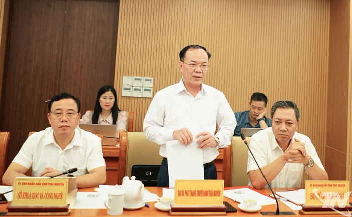 Đồng chí Giám đốc Báo và Phát thanh, Truyền hình Thái Nguyên Đỗ Xuân Hòa phát biểu tại cuộc họp.