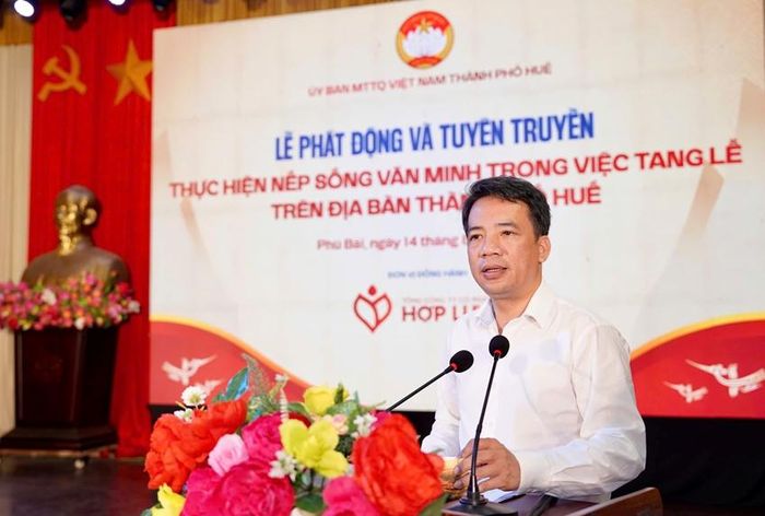 Phó Chủ tịch UBND thành phố Trần Hữu Thùy Giang trình bày chuyên đề về thực hiện nếp sống văn minh trong tang lễ 