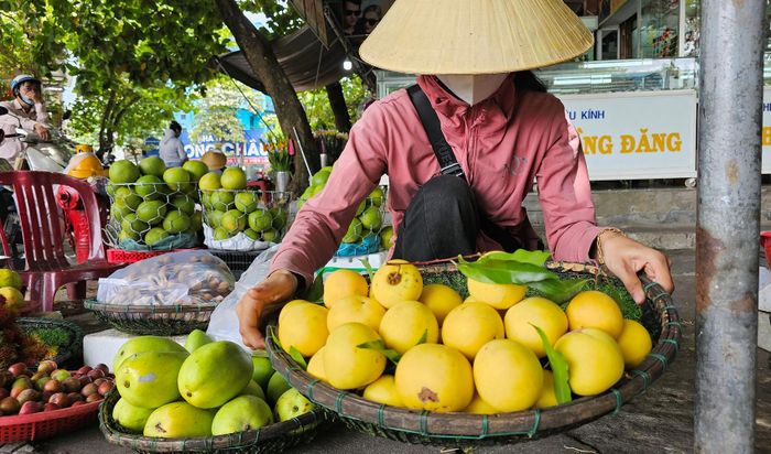 Hàng trái cây bán quả thị ở chợ Bến Ngự với giá 50.000 đồng/kg 