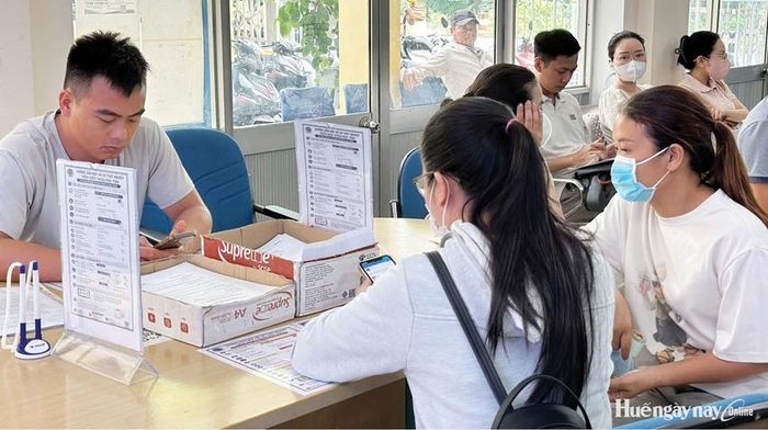 Người lao động tìm việc làm tại sàn giao dịch việc làm. Ảnh: Phước Ly