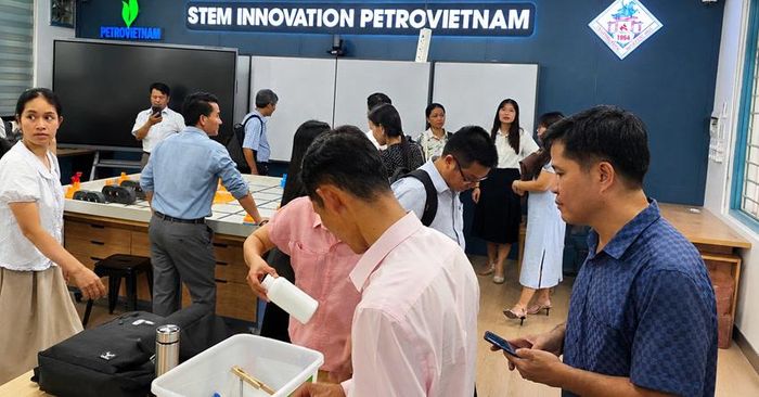 Giáo viên tham quan phòng học STEM tại Trường THPT Nguyễn Huệ