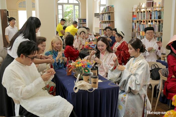 Đại diện các doanh nghiệp, KOLs trải nghiệm trong chương trình famtrip. Ảnh: Hò Lơ Travel 