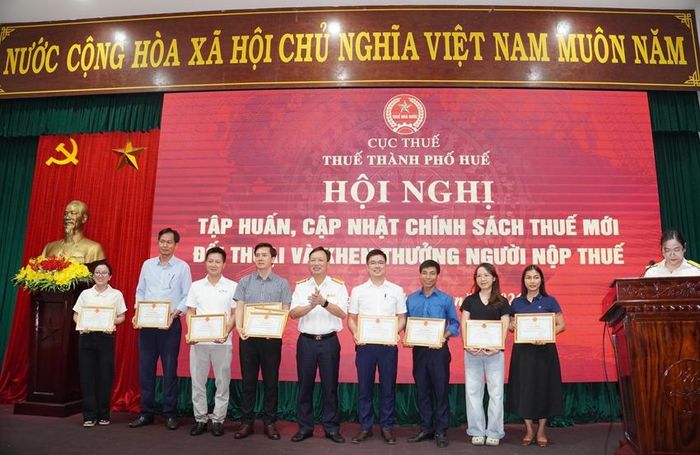  Lãnh đạo Thuế thành phố tặng giấy khen cho các doanh nghiệp có thành tích thực hiện tốt chính sách, pháp luật thuế năm 2025.