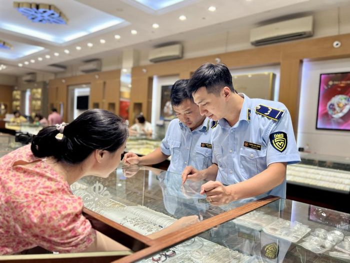 Hình ảnh Cục Nghiệp vụ QLTT đang kiểm tra các các cửa hàng kinh doanh vàng trên địa bàn TP Hà Nội, ngày 04/4/2024. Ảnh: Tổng cục QLTT.