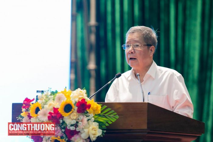 Ông Bùi Quốc Hùng - Phó Cục trưởng Cục Điện lực (Bộ Công Thương) trình bày tham luận tại Hội thảo.