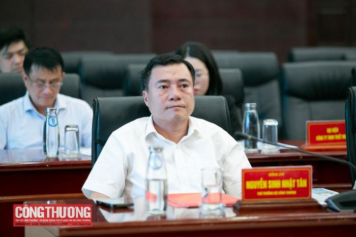 Thứ trưởng Bộ Công Thương Nguyễn Sinh Nhật Tân tham dự Hội thảo.