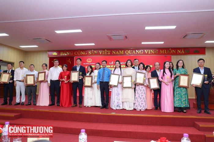Ban Tổ chức trao 12 Giải Khuyến khích cho tác giả/nhóm tác giả