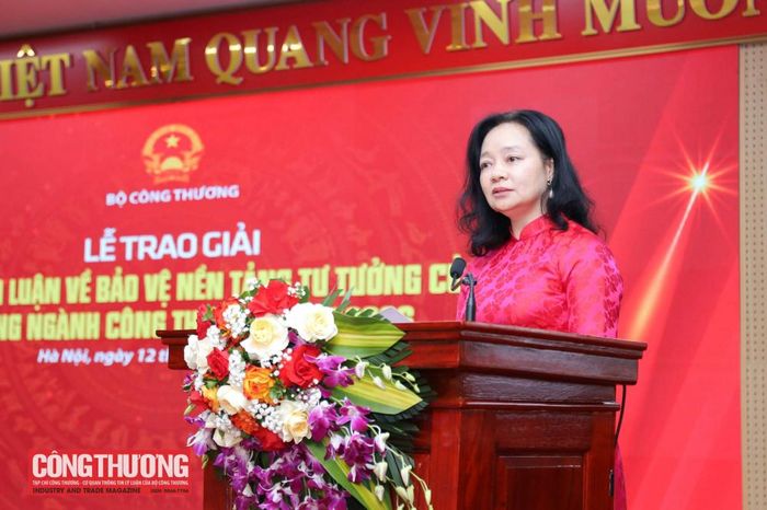 Bí thư Đảng ủy, Cục trưởng Cục Đổi mới sáng tạo, Chuyển đổi xanh và Khuyến công Nguyễn Thị Lâm Giang phát biểu tại buổi lễ