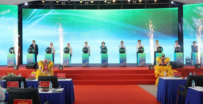  Các đại biểu thực hiện nghi thức phát lệnh khởi công các dự án (Ảnh: UBND tỉnh Phú Thọ)
