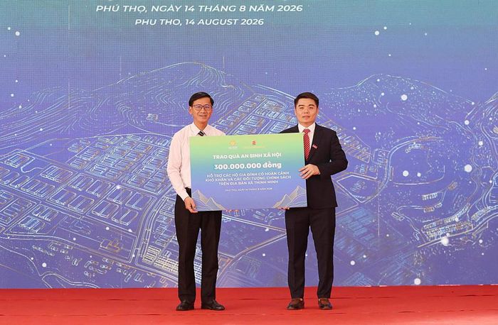  Liên danh chủ đầu tư trao tặng quỹ an sinh xã hội cho địa phương (Ảnh: UBND tỉnh Phú Thọ)