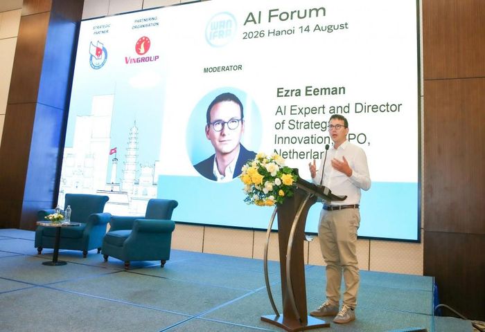 Ông Ezra Eeman - Chuyên gia AI, Giám đốc Chiến lược và Đổi mới sáng tạo, NPO (Hà Lan) điều phối phiên đầu tiên. Ảnh: Hội Nhà báo Việt Nam