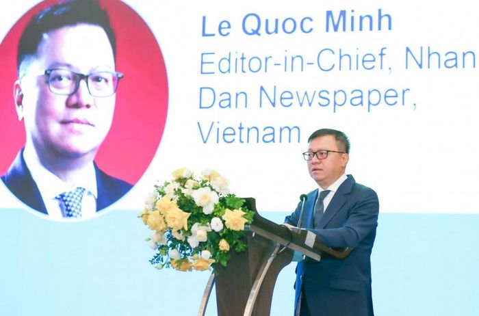Ông Lê Quốc Minh - Ủy viên Trung ương Đảng, Tổng Biên tập Báo Nhân Dân, Phó Trưởng Ban Tuyên giáo Trung ương, Chủ tịch Hội Nhà báo Việt Nam phát biểu khai mạc Diễn đàn WAN-IFRA 2026. Ảnh: Hội Nhà báo Việt Nam