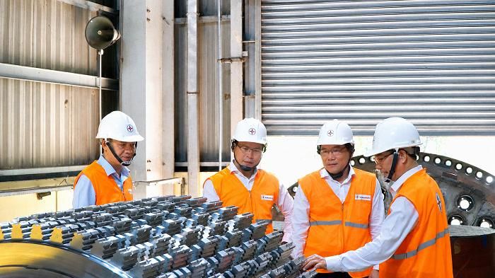 Ông Lê Văn Danh - Tổng Giám đốc EVNGENCO3 (ngoài cùng bên phải) kiểm tra tình hình thiết bị tại công trường.