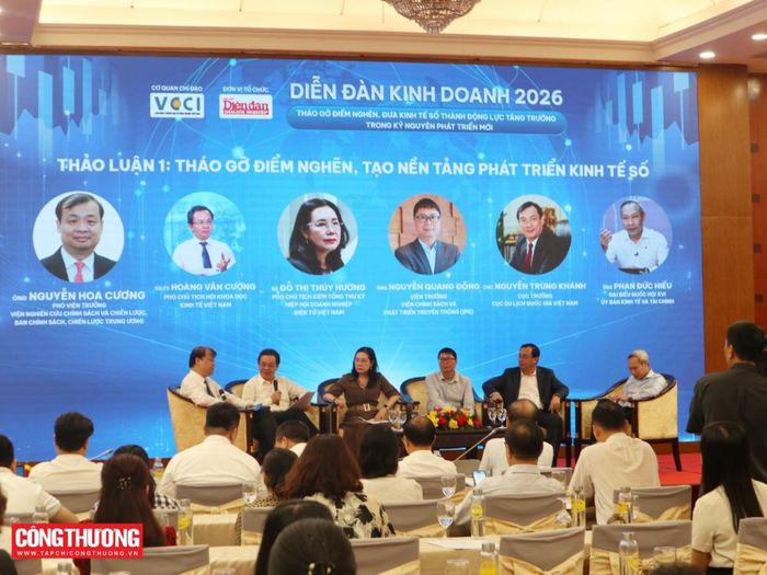 Các diễn giả trao đổi tại phiên thảo luận 1: Tháo gỡ điểm nghẽn, tạo nền tảng phát triển kinh tế số