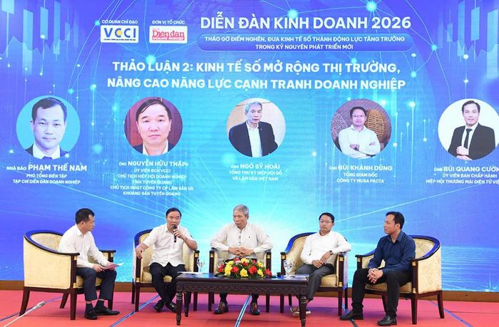 Các diễn giả trao đổi tại phiên thảo luận 2 của Diễn đàn với chủ đề "Kinh tế số mở rộng thị trường, nâng cao năng lực cạnh tranh doanh nghiệp". (Ảnh: Quốc Tuấn)
