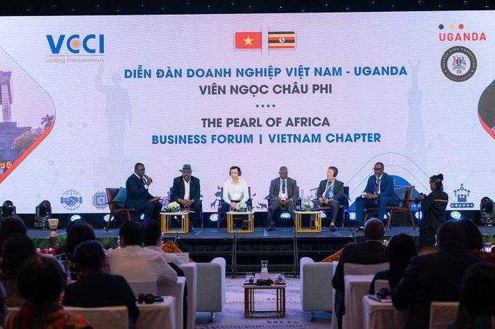 Phó Tổng Giám đốc Vinachem Nguyễn Văn Luyện trao đổi với các đại biểu, đối tác Uganda tại Diễn đàn Doanh nghiệp Việt Nam - Uganda