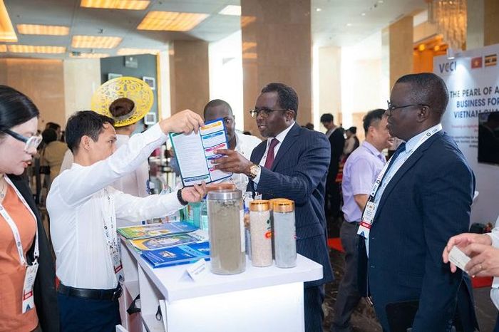 Đoàn công tác Uganda tham quan gian hàng, tìm hiểu các sản phẩm tiêu biểu của Vinachem bên lề Diễn đàn Doanh nghiệp Việt Nam - Uganda