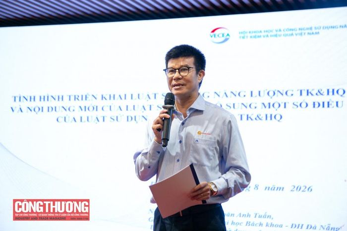 TS. Đoàn Anh Tuấn trình bày tham luận Tổng quan chính sách mới về sử dụng năng lượng tiết kiệm và hiệu quả, những điểm mới của Luật số 77/2025/QH15.