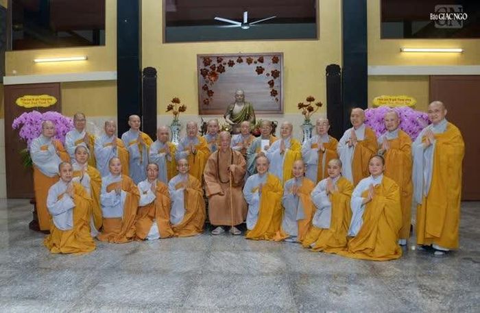 Chư Ni chụp ảnh lưu niệm cùng Đức Pháp chủ