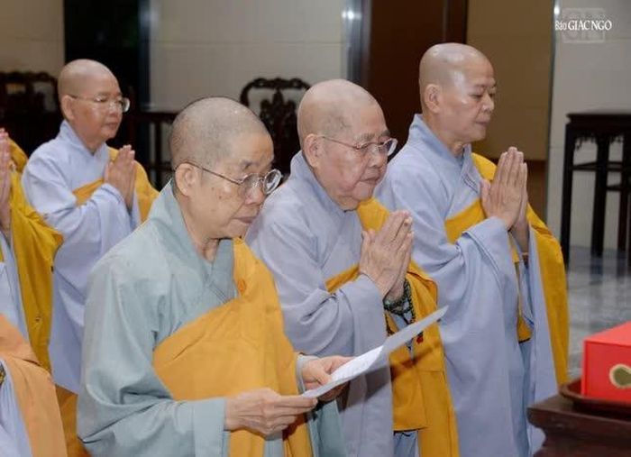 Ni trưởng Thích nữ Nhật Khương tác bạch khánh tuế Đức Pháp chủ GHPGVN