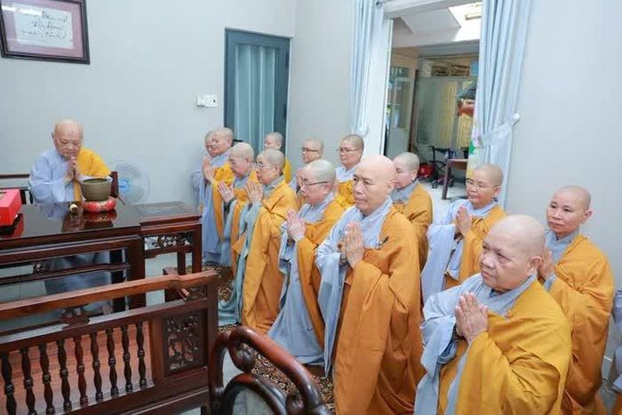 Chư Ni đảnh lễ Ni trưởng Thích nữ Tịnh Nguyện tại chùa Phước Hải