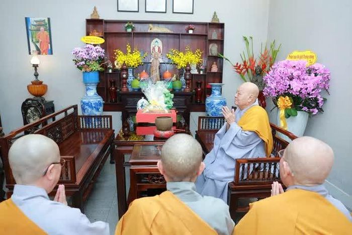 Đảnh lễ Ni trưởng Thích nữ Tịnh Nguyện