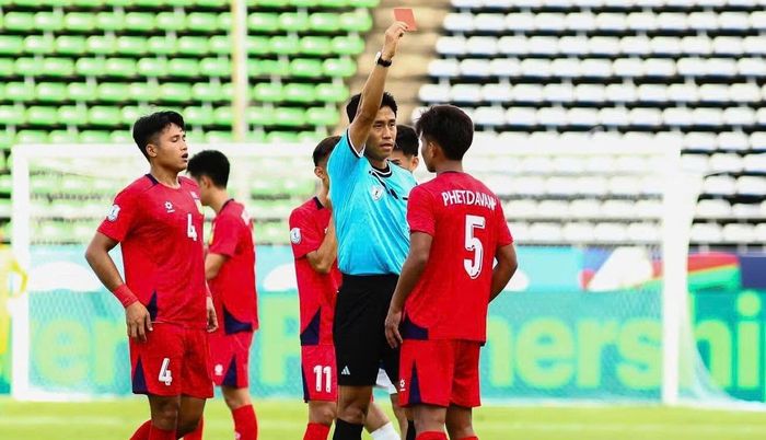 Tuyển Lào nhận tới 3 tấm thẻ đỏ tại AFF Cup 2026. 