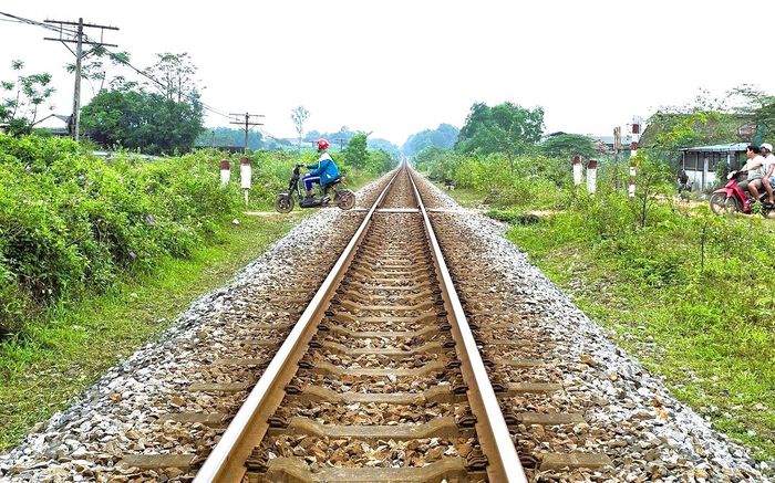 Tuyến đường sắt Bắc - Nam đoạn qua tỉnh Quảng Trị vẫn còn nhiều lối đi tự mở được thu hẹp, chưa rào đóng xóa bỏ.