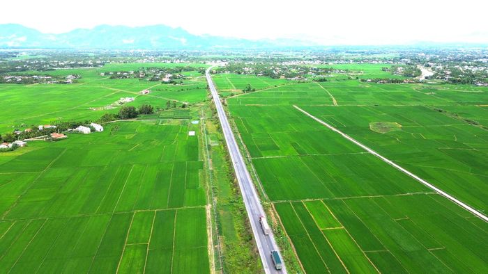 Quảng Ngãi đang đẩy nhanh tiến độ triển khai các khu tái định cư, cải táng mồ mả phục vụ dự án đường sắt tốc độ cao. (Ảnh: Lê Danh).