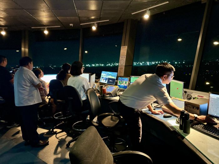 Kíp trực Đài Kiểm soát không lưu Tân Sơn Nhất tổ chức điều hành hoạt động bay (ảnh: VATM).