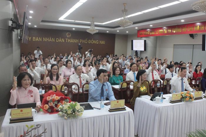 Các đại biểu đã biểu quyết thông qua các quyết sách quan trọng trong kỳ họp.