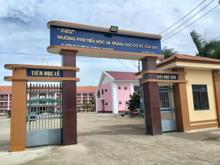 Dự án đầu tư xây dựng Trường PTNT Tiểu học và THCS Vĩnh Gia (xã Vĩnh Gia, tỉnh An Giang) đã hoàn thành, chuẩn bị khánh thành đưa vào sử dụng trong năm học mới 2026-2027.