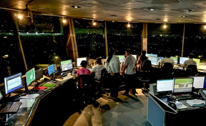 Kíp trực Đài Kiểm soát không lưu Tân Sơn Nhất tổ chức điều hành hoạt động bay (ảnh: VATM).