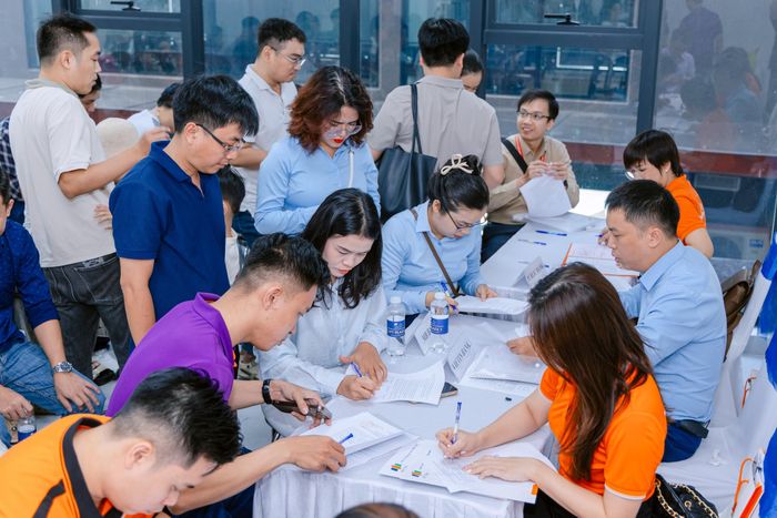 Cư dân ký thủ tục để nhận giấy chứng nhận quyền sử dụng đất, quyền sở hữu tài sản gắn liền với đất.