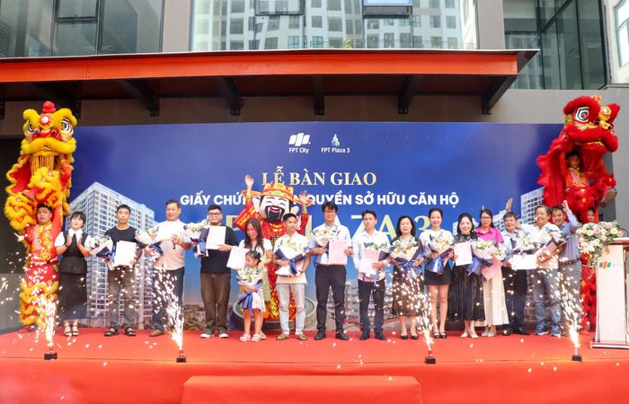 Đại diện chủ đầu tư trao giấy chứng nhận quyền sở hữu căn hộ cho các cư dân.