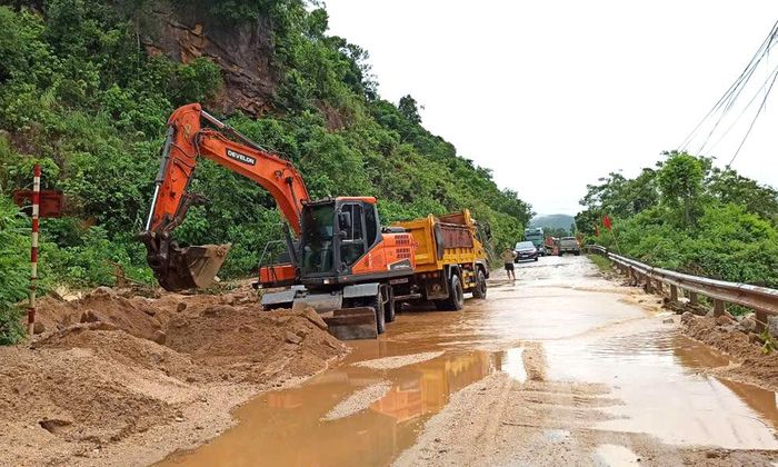Lực lượng chức năng tỉnh Bắc Ninh khắc phục sạt lở đất trên quốc lộ 31 trong mùa mưa bão năm 2025.