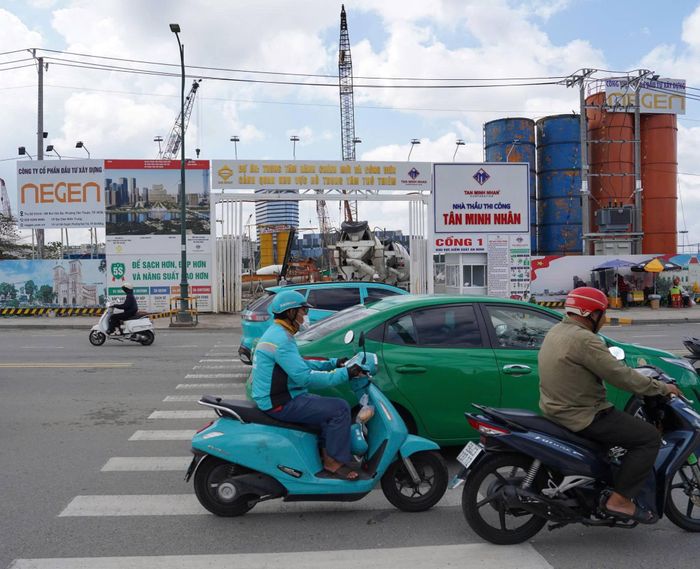 Khối trung tâm hành chính có diện tích sàn khoảng 272.000m2, phục vụ 6.000 - 8.000 cán bộ, công chức, viên chức và tiếp nhận 1.500 - 2.000 lượt người giao dịch mỗi ngày.