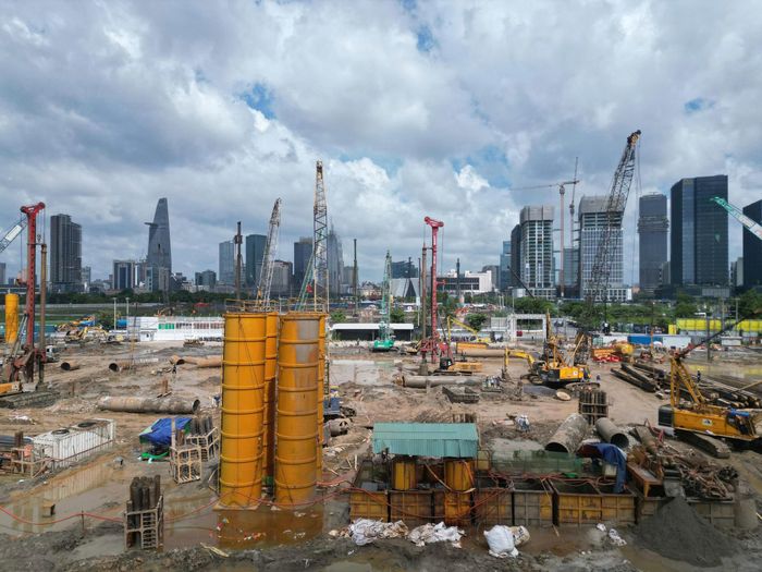 Dự án gồm bốn hợp phần chính: Trung tâm hành chính, quảng trường trung tâm, nhà hát và hệ thống hạ tầng kỹ thuật đồng bộ, dự kiến hoàn thành sau hai năm.