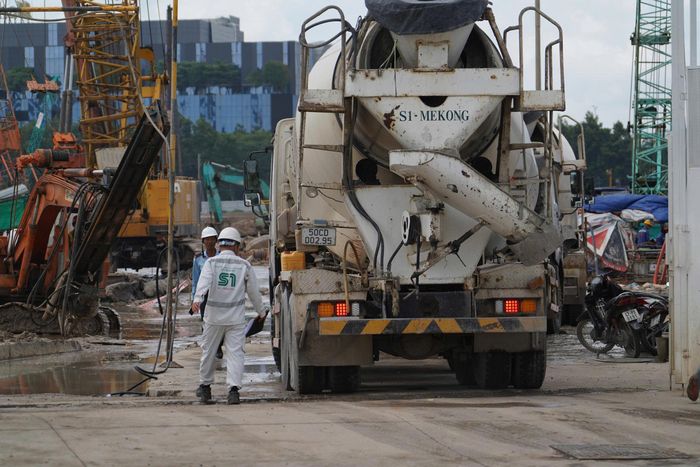 Quảng trường trung tâm có sức chứa tối đa 268.000 - 500.000 người, trong khi nhà hát phục vụ 2.000 - 3.000 khách mỗi ngày.