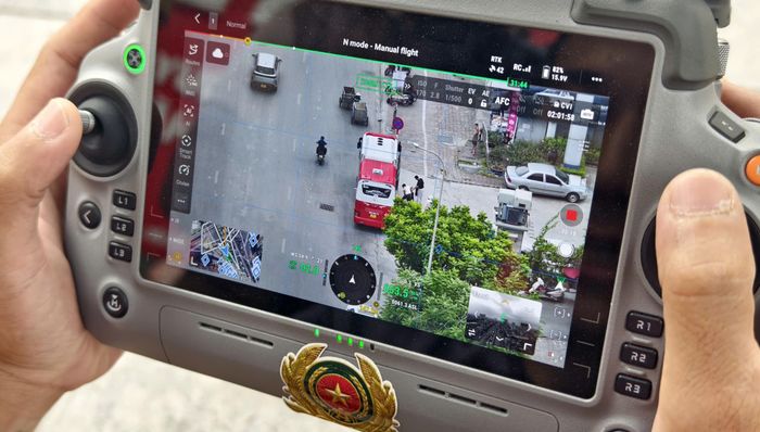 Theo ghi nhận của Báo Xây dựng, từ trên cao, UAV giúp cảnh sát quan sát rõ các phương tiện có dấu hiệu vi phạm. Hình ảnh thể hiện biển số xe, vị trí và diễn biến hành vi. Từ đây, lực lượng chức năng sử dụng hình ảnh, clip làm căn cứ xử lý.