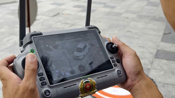 "Như dọc tuyến Vành đai 3 trên cao, UAV hỗ trợ lực lượng CSGT ghi nhận các hành vi như đi vào làn dừng khẩn cấp, xe dừng đỗ hay đón, trả khách trái quy định. Hình ảnh sau đó chuyển thông tin đến các đơn vị phụ trách địa bàn để kiểm tra, xử lý trực tiếp hoặc xác minh để phạt nguội", thiếu tá Nguyễn Ngọc Tú nói.