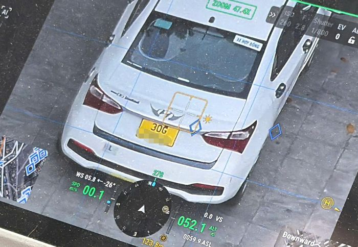 Với khoảng cách zoom rất xa mà vẫn giữ nguyên chi tiết ảnh, UAV hỗ trợ rất nhiều cho lực lượng CSGT trong công tác phát hiện và xử lý vi phạm. Ngoài ghi hình và truyền dữ liệu trực tiếp theo thời gian thực, UAV còn được tích hợp AI hỗ trợ tự động nhận diện dấu hiệu vi phạm giao thông, vi phạm trật tự đô thị và tình trạng ùn tắc.