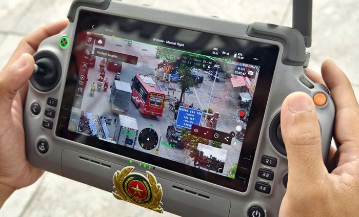 Sau khi xác định rõ vị trí nơi có điểm nghẽn, các tổ tuần tra sẽ nhanh chóng tiếp cận để giải tỏa hiện trường; đồng thời phát cảnh báo, tổ chức phân luồng từ xa, hạn chế phương tiện tiếp tục dồn về khu vực xảy ra ùn tắc hay sự cố giao thông.