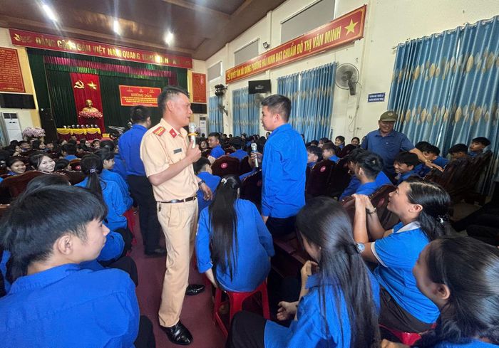 Những tình huống dễ dẫn đến tai nạn giao thông được lực lượng Cảnh sát giao thông phổ biến tới các em học sinh, đoàn viên...