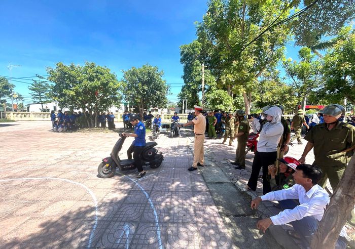 Hà Tĩnh đang thử chuyển trọng tâm từ việc chỉ nhắc người dân "không được vi phạm" sang trang bị thêm khả năng tự nhận diện và xử lý nguy cơ.