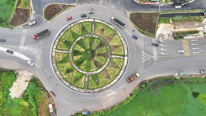 Tuyến đường được đầu tư với chiều rộng nền đường 60m; chiều rộng mặt đường phần tuyến chính 22,5m; chiều rộng dải phân cách giữa 2m; chiều rộng mặt đường gom hai bên là 21m; chiều rộng dải phân cách bên là 2m; chiều rộng hè đường hai bên là 12,5m.