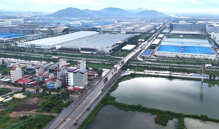 Trên tuyến đầu tư mở rộng có 2 công trình cầu gồm cầu vượt đường sắt Hà Nội - Đồng Đăng; cầu vượt đường tỉnh 295B.