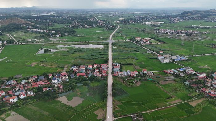 Tuyến đường được xây dựng đồng bộ các hạng mục nền, mặt đường, công trình cầu trên tuyến, công trình thoát nước, hệ thống chiếu sáng, hệ thống an toàn giao thông; hệ thống hào tuynel kỹ thuật và các hạng mục kỹ thuật khác theo quy hoạch đô thị được duyệt. Riêng phần lát hè đường đoạn không qua khu dân cư chưa thực hiện đầu tư xây dựng.