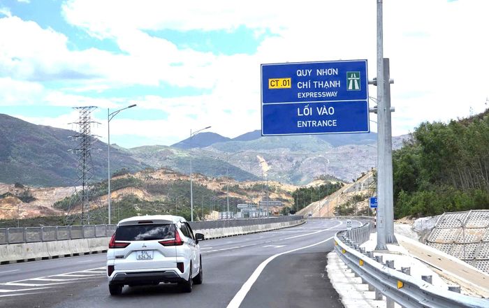Từ 14h ngày 14/8, năm dự án thành phần cao tốc Bắc - Nam đoạn Quảng Ngãi - Nha Trang chính thức thu phí điện tử không dừng. Ảnh: N.H.
